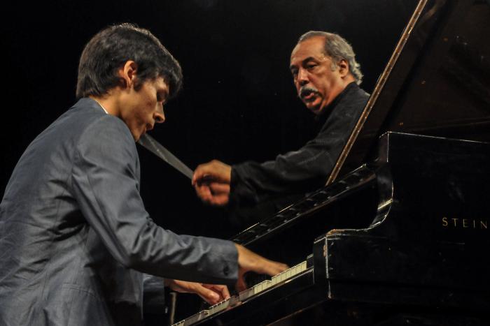 Concierto de la Orquesta Sinfónica Nacional dirigido por Enrique Pérez Mesa (D); Dedicado al Día de la Cultura Cubana; con invitados como la soprano Milagros de los Ángeles y Rodrigo García (I); pianista; en la Sala Covarrubias del Teatro Nacional