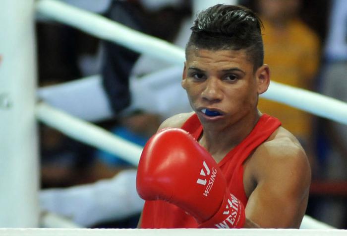 Combate de la division de 52kg, Yosbani Veitia (rojo), equipo Santi Spiritu y Frank Klejer (azul),equipo Santi Spiritu, en el 56 Toreno Nacional de Boxeo Playa Giron, en la Sala Yara, Sancti Spiritus
