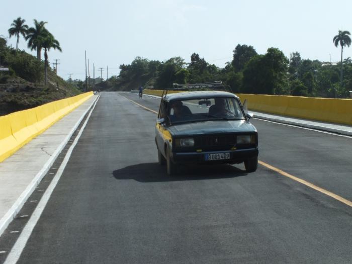 Con la terminación del puente quedó abierto un nuevo capítulo en la comunicación 
entre Baracoa y Moa. Foto: Rolbis Llácer