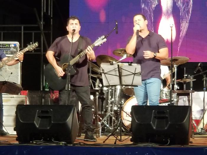 el dúo Buena Fe, rompió el concierto que ofreció el grupo a un público de todas las edades, unido por el canto y el amor por Cuba, en la Plaza del Himno, muy cerca de las respectivas viviendas que vieran nacer a los patriotas Carlos Manuel de Céspedes y Perucho Figueredo