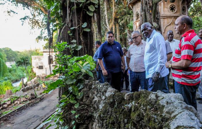 El miembro del Buro Político del Comité Central del Partido Comunista de Cuba Esteban Lazo Hernández presidente de la Asamblea Nacional del Poder Popular recorre obras que se reaniman en la Habana en saludo a los 500 años de la fundación de la urbe. Acompañan a Lazo en su recorrido Luis Antonio Torres Iribar primer secretario del Partido en la capital y Reinaldo García Zapata presidente de la Asamblea Provincial del Poder Popular ambos miembros del Comité Central y otros dirigentes del Gobierno y el PCC de la Capital.