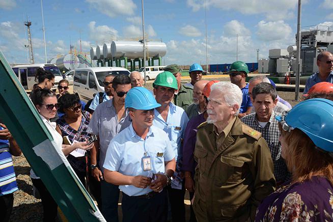 El Comandante de la Revolución Ramiro Valdés Menéndez (centro der.), vicepresidente de los Consejos de Estado y de Ministros, durante la visita a centros de interés económico e industrial, en la provincia Cienfuegos, Cuba, el  19 de octubre de 2018.        ACN  FOTO/ Modesto GUTIÉRREZ CABO/ rrcc