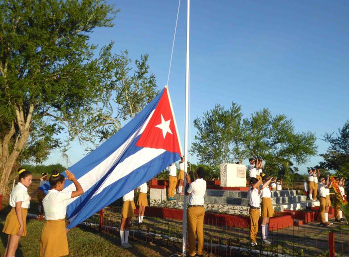 Estudiantes de Secundaria Básica custodiaron, este 20 de octubre, el obelisco que marca el lugar donde fuera asesinado Sabino Pupo Milián.