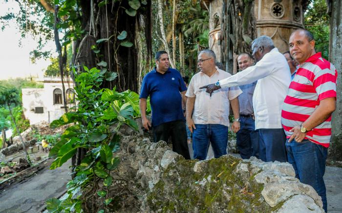 El miembro del Buro Político del Comité Central del Partido Comunista de Cuba Esteban Lazo Hernández presidente de la Asamblea Nacional del Poder Popular recorre obras que se reaniman en la Habana en saludo a los 500 años de la fundación de la urbe. Acompañan a Lazo en su recorrido Luis Antonio Torres Iribar primer secretario del Partido en la capital y Reinaldo García Zapata presidente de la Asamblea Provincial del Poder Popular ambos miembros del Comité Central y otros dirigentes del Gobierno y el PCC de la Capital.