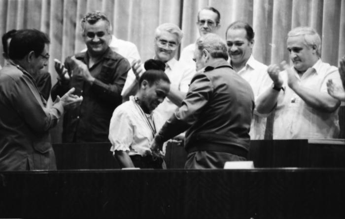  Al regreso de la delegación, Fidel, en presencia de Raúl, reconoce a la corredora Ana Fidelia Quirot. 
