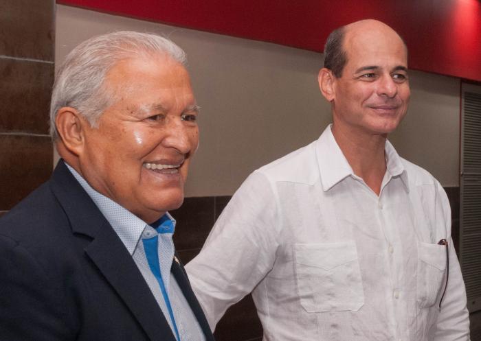 Rogelio Sierra (a la derecha), Viceministro de Relaciones Exteriores y Salvador Sánchez Cerén (a la izquierda), Presidente de la República de El Salvador, durante el recibimiento oficial de  realizada en la terminal 3 del aeropuerto José Martí, Boyeros.