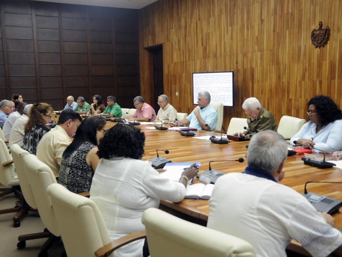 El Presidente consideró que no solo se trata de incrementar la producción, sino de transformar 
y renovar la calidad de los envases que hoy se comercializan.  Foto: Estudios Revolución