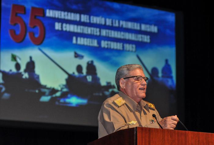 Interviene el General de división José A. Carrillo Gómez, miembro CCPCC y presidente de la Asociación de Combatientes de la Revolución Cubana durante la Gala Político-Cultural por el 55 Aniversario del envió de la primera misión de combatientes internacionalistas a Argelia. Octubre 1963 en la Sal Universal de las FAR, presiden Bruno Rodríguez Parrilla, ministro de Relaciones Exteriores de Cuba, José Ramón Balaguer Cabrera, miembro del secretariado del comité central del partido y jefe del departamento de Relaciones Internacionales de CCPCC, General de cuerpo de ejército Álvaro López Miera, Viceministro Primero del MINFAR y Jefe del Estado Mayor General y miembro del Buró Político del Partido y Mayor General Boualem Maddi, Director de Comunicación, Información y Orientación del Ministerio de Defensa de Argelia