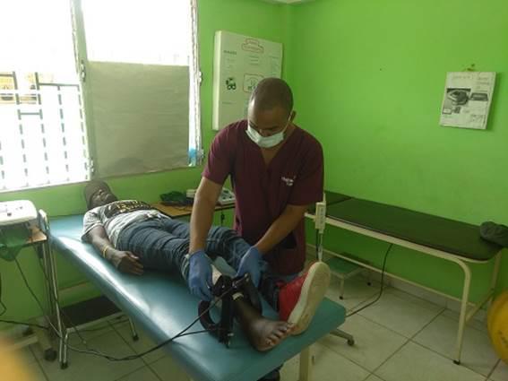 El doctor Arnaldo Osorio Agüero, especialista de primer grado en Medicina Interna, presta sus servicios en el Hospital Comunitario de Referencia de Bassin Bleu perteneciente al departamento Nord Oeste. 