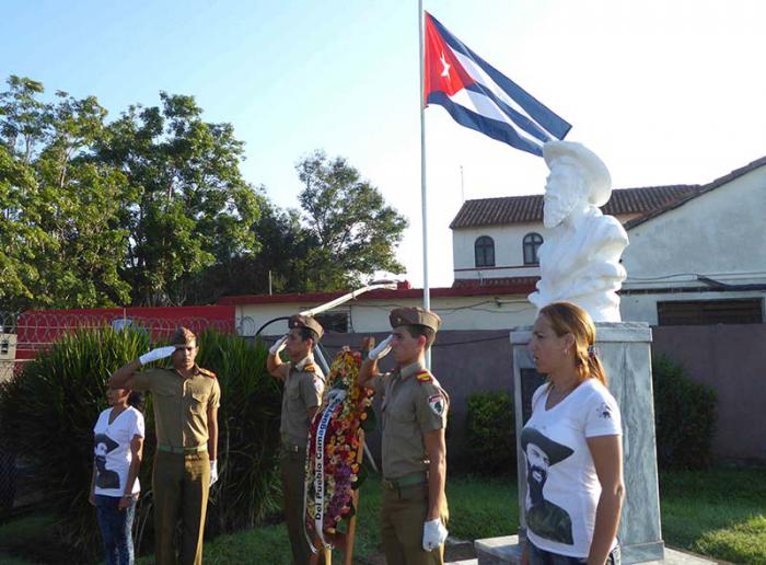 Estudiantes rinden homenaje a Camilo