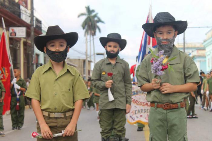 Niños tributo al Héroe de Yaguajay 
