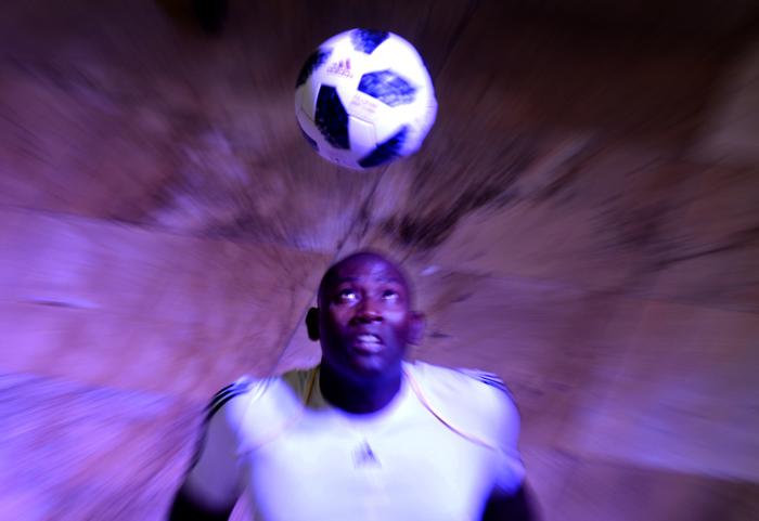 Récord Dominio Balón en posición de sentado, solo con la cabeza, Erick Hernández, una hora 59 segundos