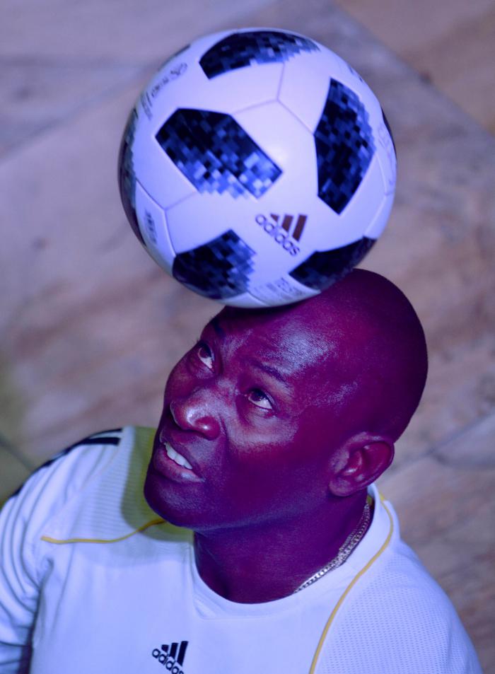 Record Domino Balón en posición de sentado, solo con la cabeza, Erick Hernández, 1na hora 59 segundos