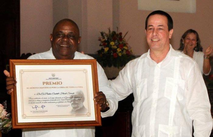 El doctor Pastor Castell- Florit Serrate junto al Ministro de Salud doctor José Ángel Portal Miranda