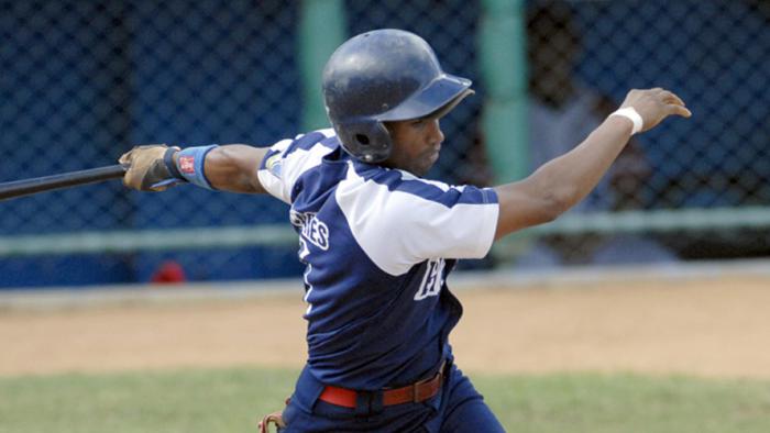 Maykel Cáceres está de líder de los bateadores. 