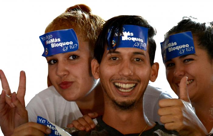 Los jóvenes cubanos también denuncian el bloqueo. 