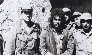 En 1967 foto dada por Felix Rodriguez, Rodriguez, se le ve junto al Che Guevara al centro antes de que fuese ejecutado en Bolivia. (AP Photo/Courtesy of Felix Rodriguez)