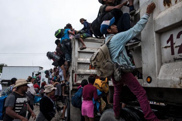 Trump advirtió que si los migrantes lanzan piedras a los soldados fronterizos, estos consideren la acción como si fuera con el uso de rifles. Foto: AFP