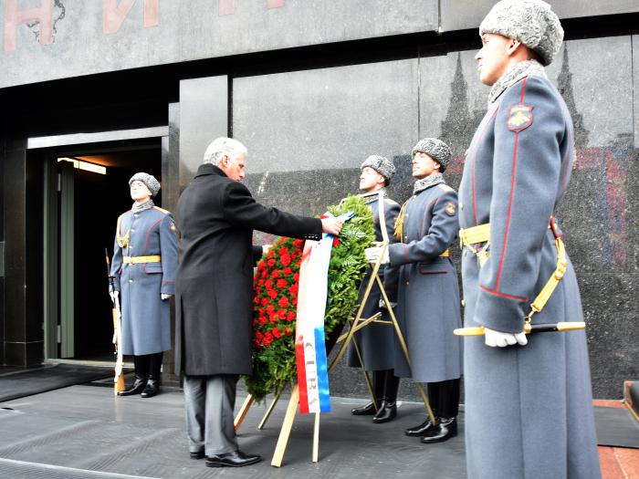 Presidente cubano rindió homenaje a Lenin durante su visita a Rusia. foto: estudios revolución