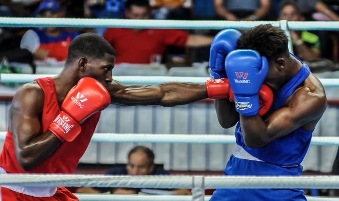 Combate division 64kg, Andy Cruz (rojo), equipo Matanzas y Lazaro W. Fuentes (azul), equipo Villa Clara,56 Toreno Nacional de Boxeo Playa Giron, en la Sala Yara, Sancti Spiritus