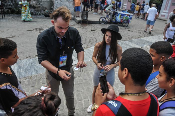 Mariana Sosa y Carlos Antonio Sosa, magos participantes en el Magic Cuba 2018, en la Plaza San Francisco de Asís