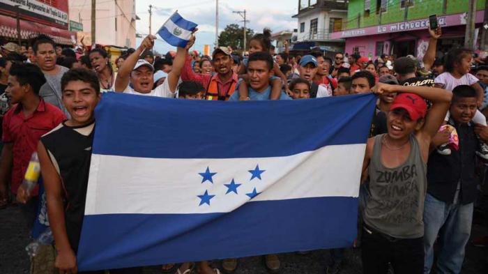 La caravana de migrantes centroamericanos partió de sus países de origen con el objetivo de buscar un mejor futuro lejos de la violencia y la inseguridad económica que viven en sus hogares. 