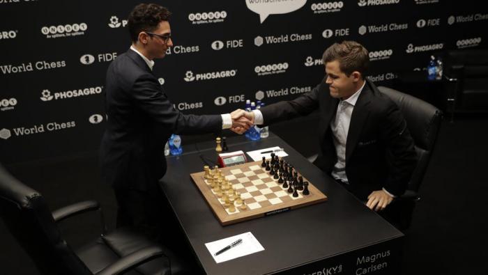 El retador Fabiano Caruana (izquierda) frente a frente con el monarca del orbe, Magnus Carlsen. Foto: Matt Dunham/AP