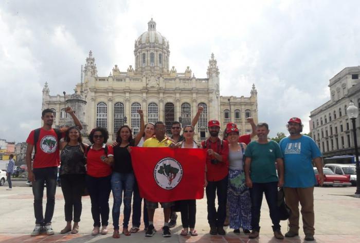 Brigada del Movimiento de los Trabajadores Sin Tierra en Cuba, acompañados por integrantes del centro Martin Luther King. foto: Cortesía de los entrevistados