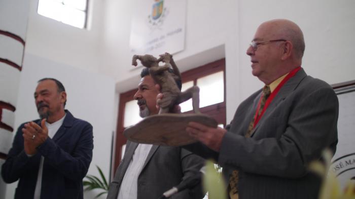 Barnet recibió una réplica de la escultura El anunciador maya, durante su investidura doctoral en la Universidad José Martí, en Mérida, Yucatán. foto:  cortesía de Miguel barnet   
