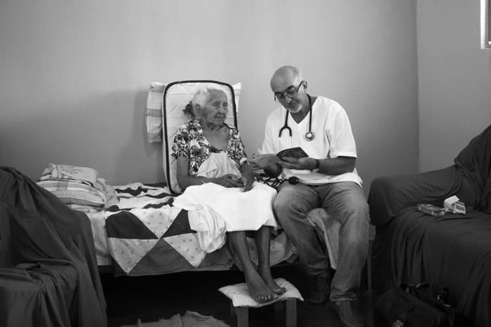 Antes del programa Más médicos, unos 800 000 brasileños nunca habían tenido garantía de tener un equipo de salud. fotos: Araquém Alcántara 
