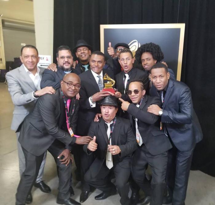 El Canario y el Septeto Santiaguero festejan el Grammy Latino. 
