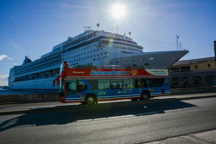 Avenida del puerto en el casco historico de La Habana Vieja. Crucero en la rada habanera.