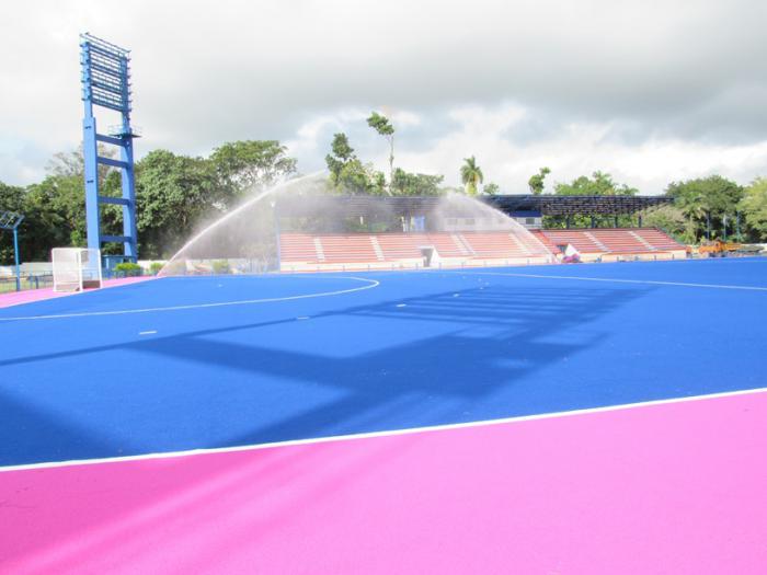 La cancha cuenta con un moderno sistema de riego. Foto del autor
