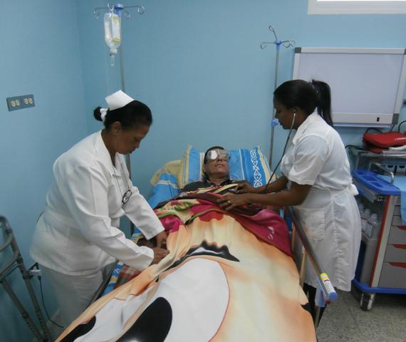  El venezolano Richard Echesuría, atendido por dos colaboradoras cubanas. Foto del autor
