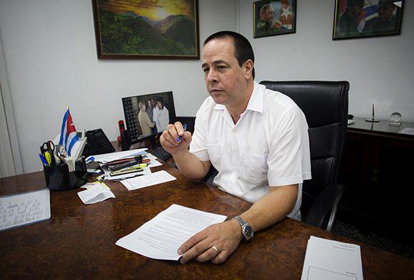 «Cuba no hace política con la salud de ningún pueblo», dijo a Cubadebate, el titular del Ministerio de Salud Pública, José Ángel Portal. Foto: Irene Pérez