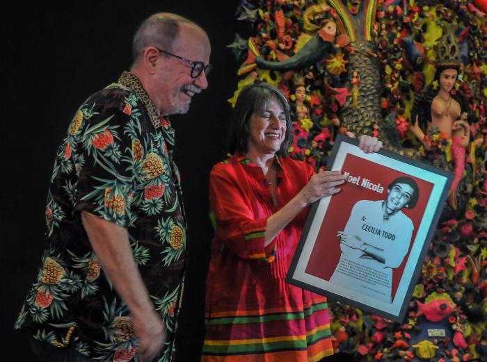 Entrega Silvio Rodríguez (I) premio Noel Nicola a la trovadora venezolana Cecilia Todd (D)
