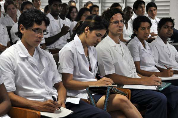 Estudiantes de la escuela cubana de medicina. foto: tomada de internet