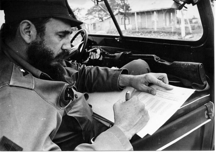 Incansable trabajador, el Comandante en Jefe Fidel Castro Ruz no desaprovechó ni un minuto en la obra de la Revolución. Foto tomada el 1ro. de febrero de 1970.
