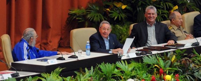 Fidel, Raúl y Díaz-Canel durante la clausura del 7mo. Congreso del Partido.