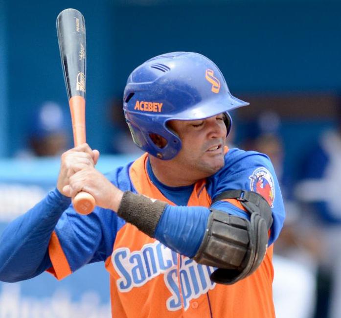 El espirituano Orlando Acebey batea para 495. 