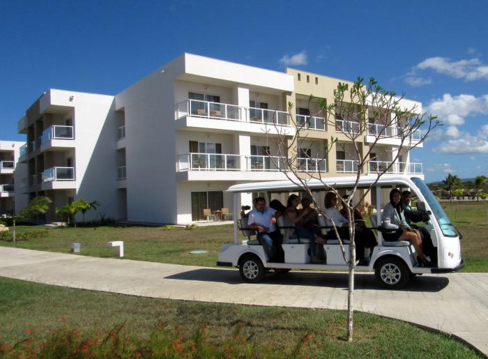 Los edificios del nuevo hotel se integran respetuosamente en el entorno. 
