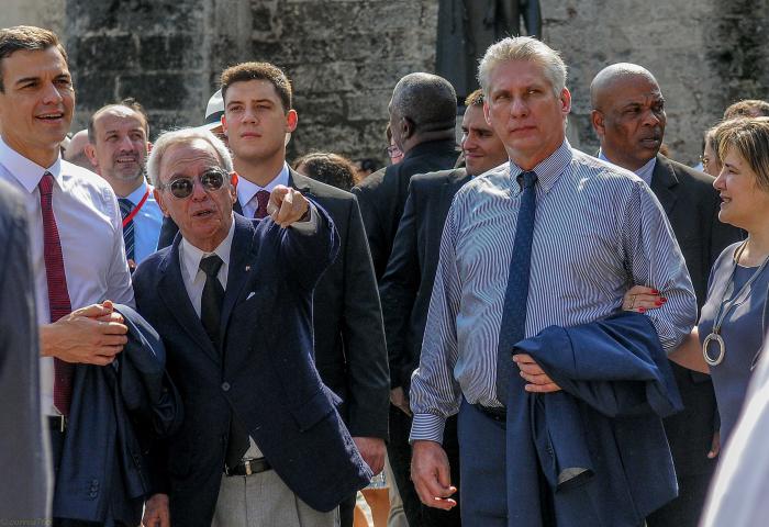El presidente del Gobierno de España, Pedro Sánchez, en recorrido por el Centro histórico de la Capital con la compañía de Miguel Mario Díaz-Canel Bermúdez, Presidente de los Consejos de Estado y de Ministros de Cuba, junto al Doctor Eusebio Leal, Historiador de la Ciudad.