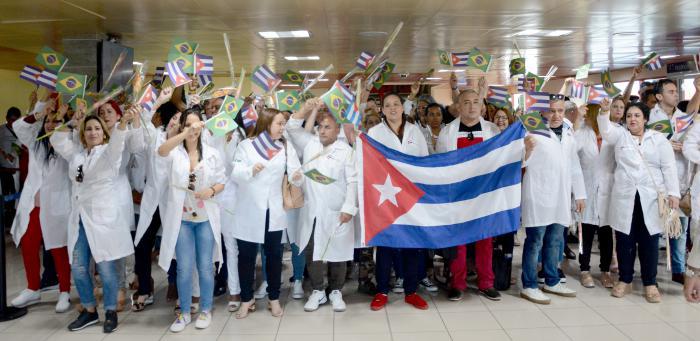 regresan médicos de brásil