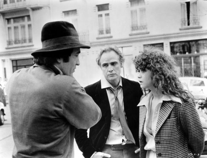 Bertolucci cambia impresiones con Brando y María Schneider durante el rodaje de El último tango en París. 