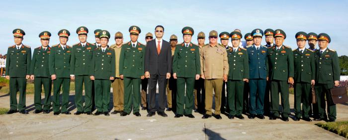 Ceremonia de recibimiento del Coronel General Luong Cuong, Jefe de la Dirección General de Política EVP y miembro del secretariado del Partido Comunista de Vietnam, realizado por el General de Cuerpo de Ejército Álvaro López Miera, Viceminstro Primero y Jefe de Estado Mayor de las FAR en el Cacahual, Boyeros
