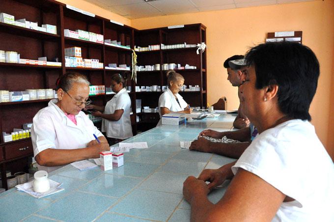 Los trabajadores farmacéuticos cubanos están comprometidos a fortalecer la atención de las personas y a elevar su calidad de vida. FOTO: RADIO CADENA AGRAMONTE 