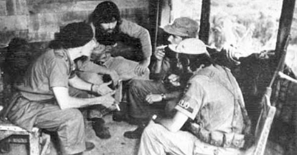 En el Segundo Frente, Raúl junto con el comandante Belarmino Castilla y los entonces capitanes Manuel Piñeiro y Samuel Rodiles. Foto: Archivo de Granma