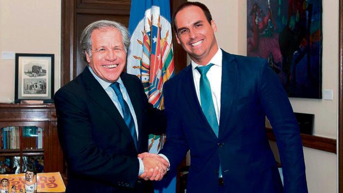 Eduardo Bolsonaro, hijo del nuevo mandatario brasileño, presentó sus «credenciales» al secretario general de la OEA, Luis Amagro; sus sonrisas lo dicen todo. 
