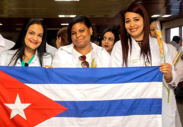 Recibimiento a los médicos que regresan de Brasil por Omar Ruiz Calderón, miembro del secretariado del CCPCC en la Terminal No. 3 del aeropuerto José Martí, en el Wajay, Boyeros.