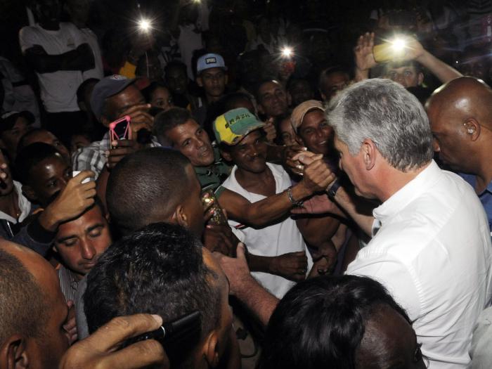Los guantanameros dieron una calurosa acogida a su Presidente. fotos: Estudios Revolución